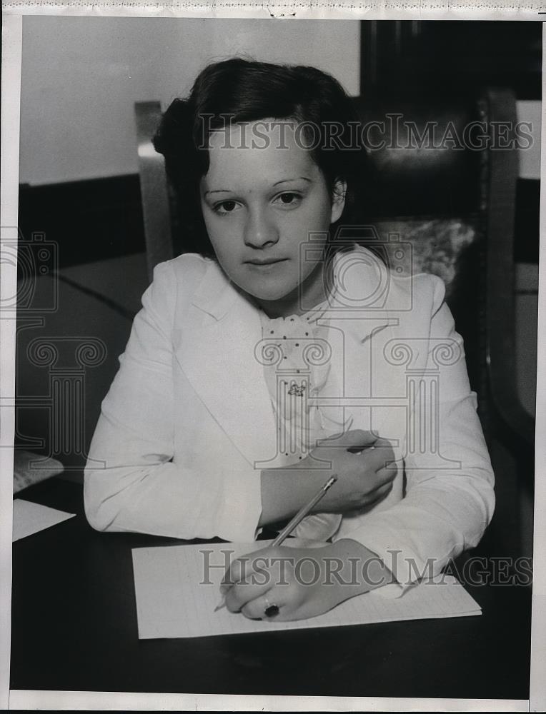 1934 Press Photo Marie Tortoris witness in a suit for damaged against Railway. - Historic Images