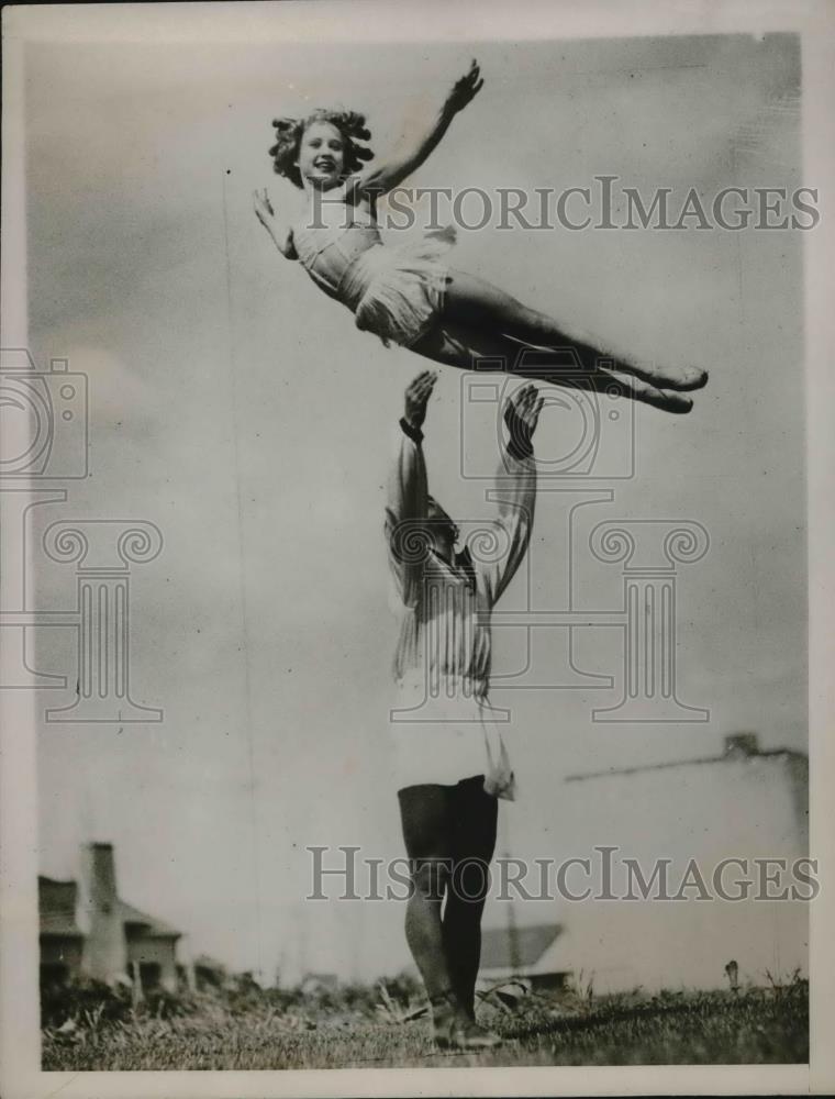 1927 Press Photo Acrobats Etheline Wallace &amp; John Sanna During Show - Historic Images