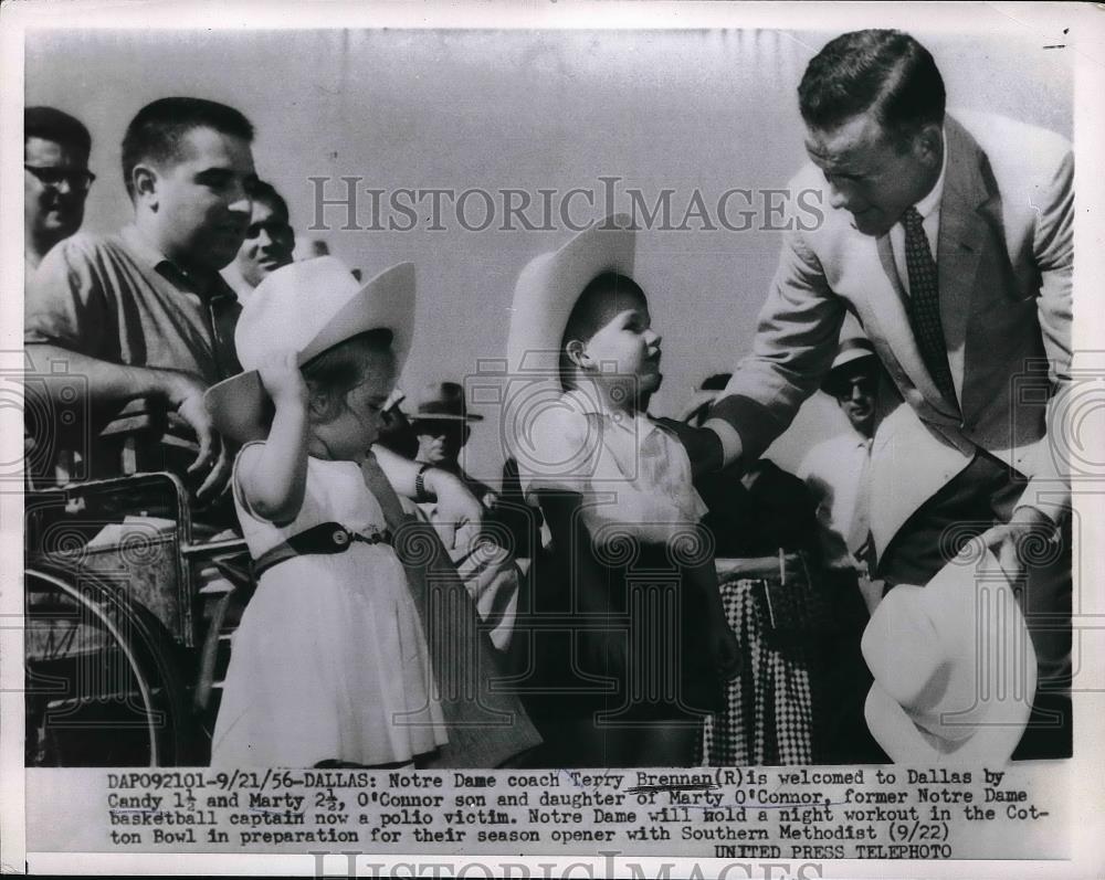 1956 Press Photo Notre Dame Coach Terry Brennan Welcomed To Dallas - Historic Images