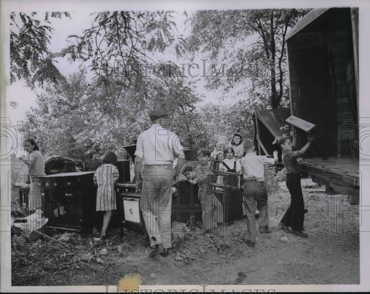 1944 Press Photo Harold Dovve & Family of 12 in Indiana - Historic Images