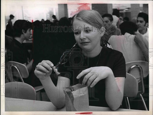 Press Photo Mary Harris is surprised with grab-bag Tiger Key Ring - Historic Images