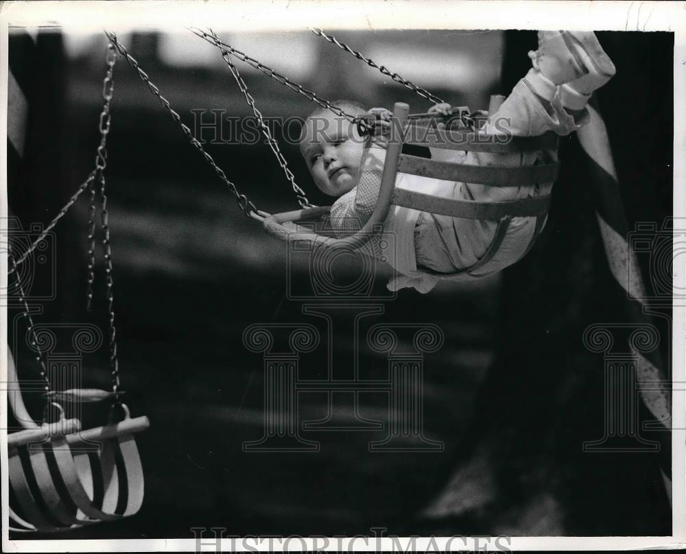 1971 Press Photo He&#39;s only a little swinger, but he&#39;s cool. Omaha, Nebraska - Historic Images