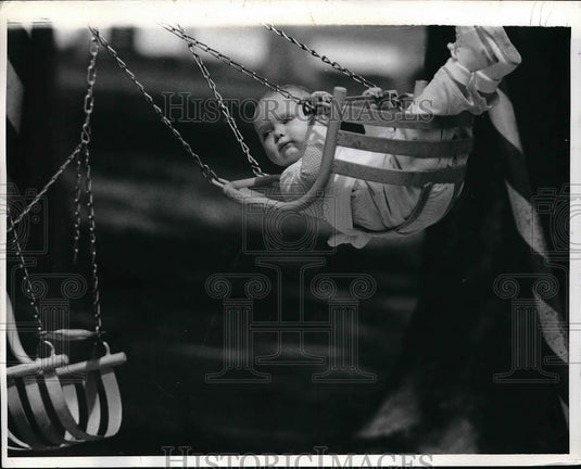 1971 Press Photo He's only a little swinger, but he's cool. Omaha, Nebraska - Historic Images