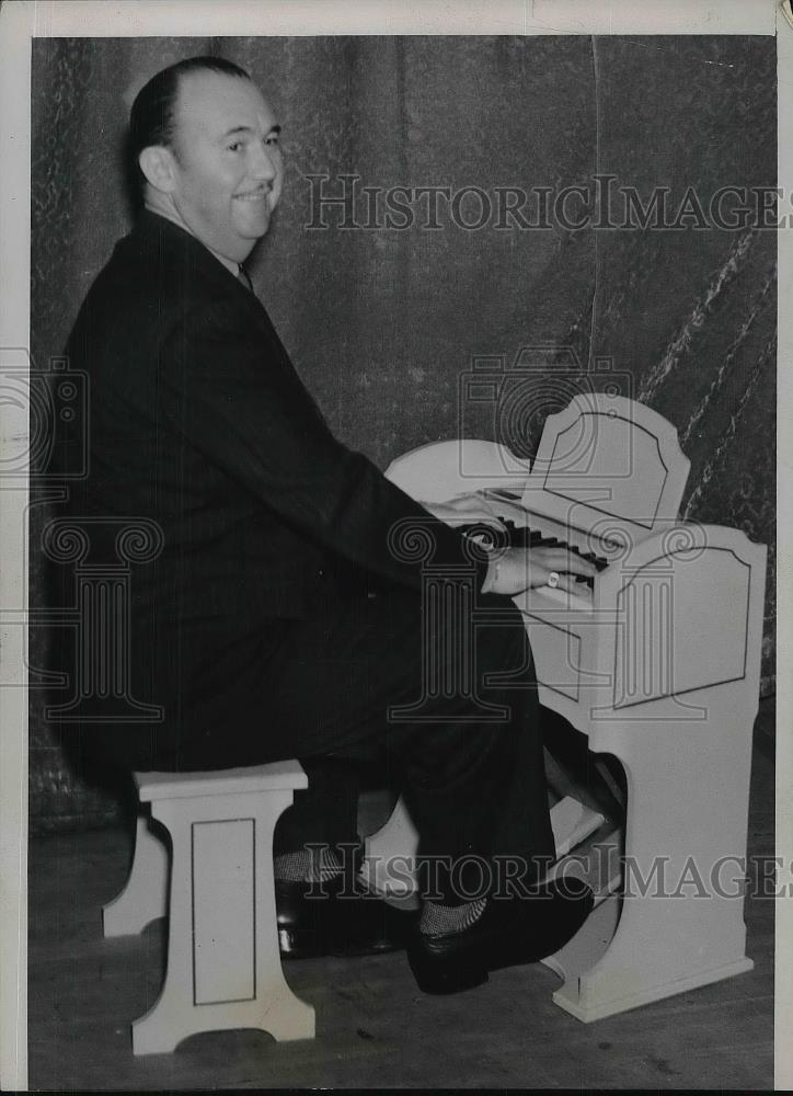 1937 Press Photo Paul Whiteman, King of Jazz, plays a 3 octave miniature organ - Historic Images