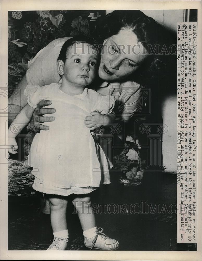 1949 Press Photo Smallest Baby Now One, Linda Lee Wilber, Mrs. Dale R. Wilbur - Historic Images