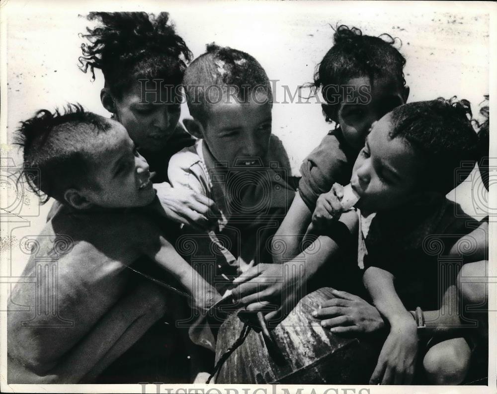 1973 Press Photo Niger, Africa, children with staff members of CARE - Historic Images