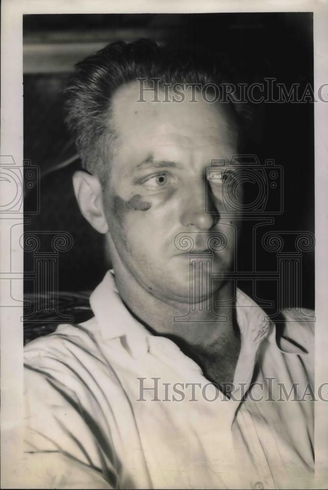 1944 Press Photo Pvt. George Johnson, AWOL from Camp Graht, held in the shotgun - Historic Images