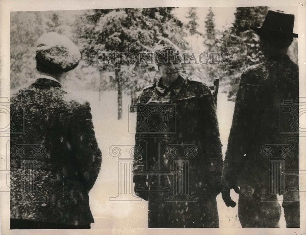 1948 Press Photo Swedish Commissioner Per Franzen Swedish Refugee Camp - Historic Images