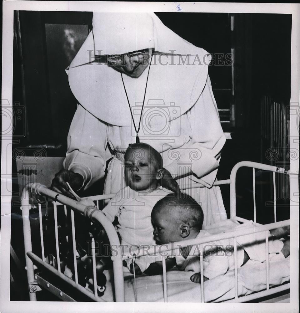 1952 Press Photo Twins Jeff and Jay Swan with Sister Mary Agnes - Historic Images