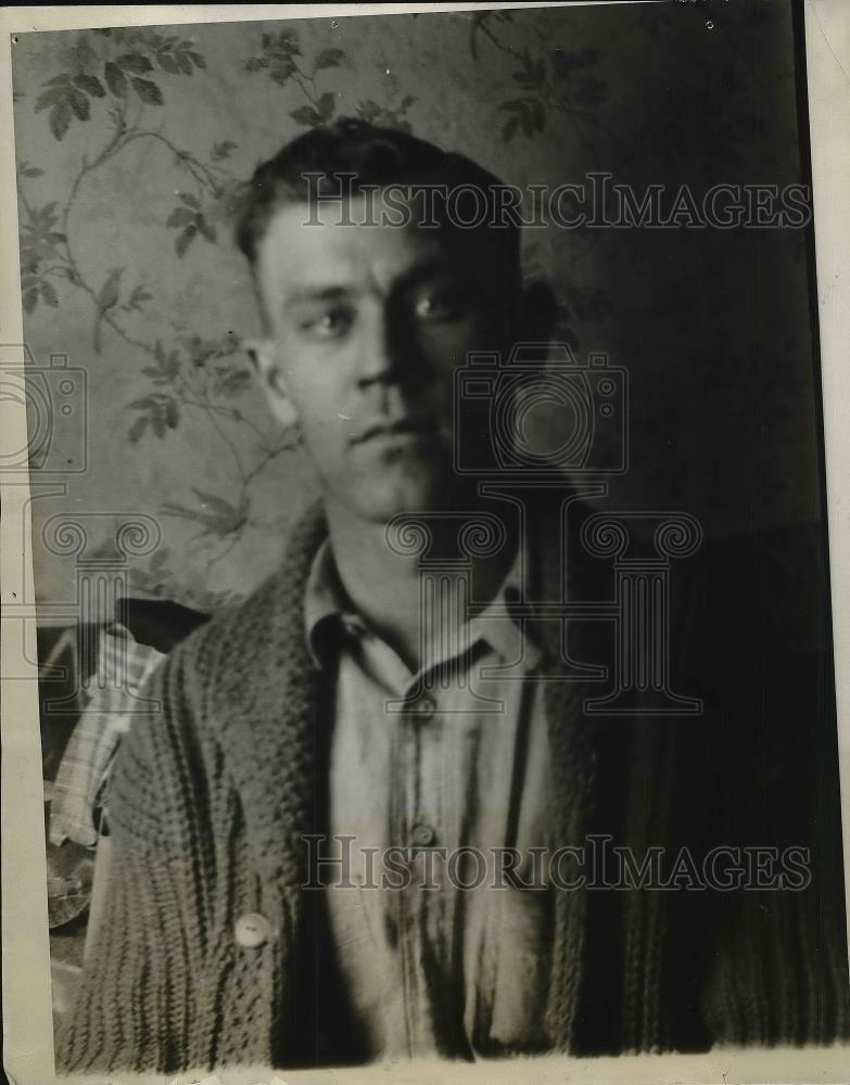 1925 Press Photo Cecil Alfred Johnson posing for a picture inside his home. - Historic Images