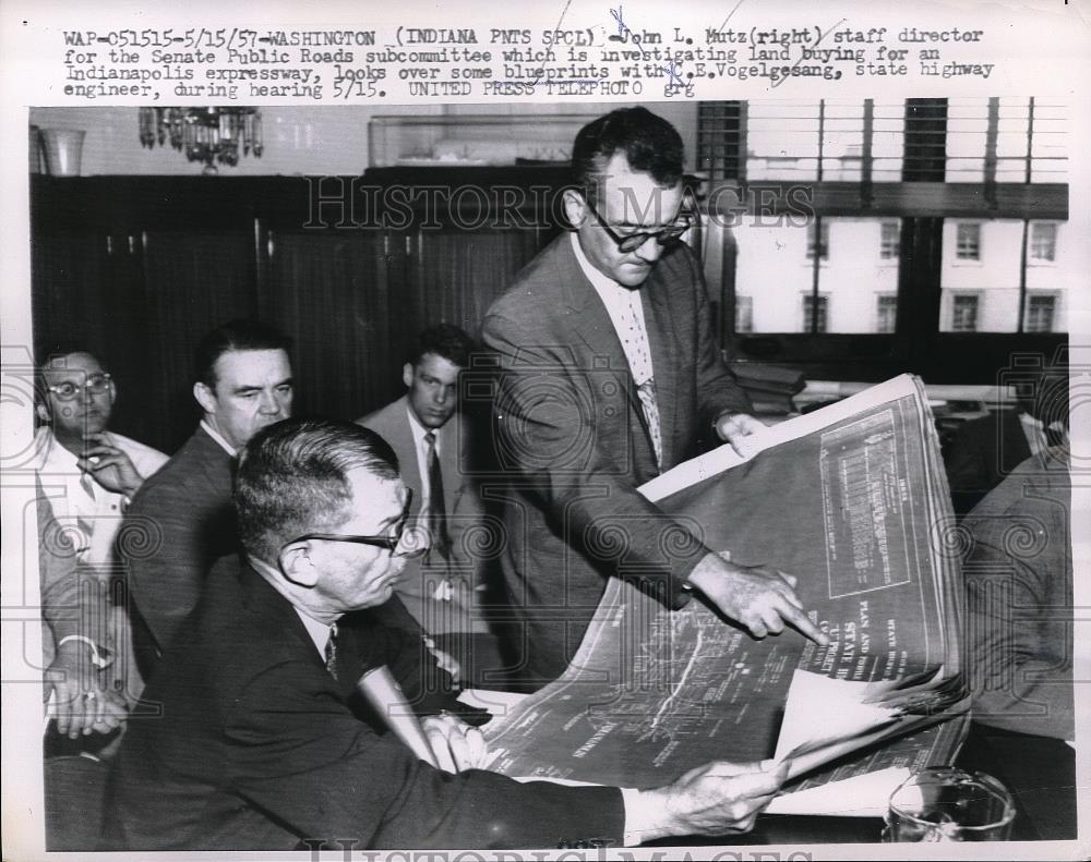 1957 Press Photo John Mutz and C.E. Vogelgesan in a meeting - Historic Images