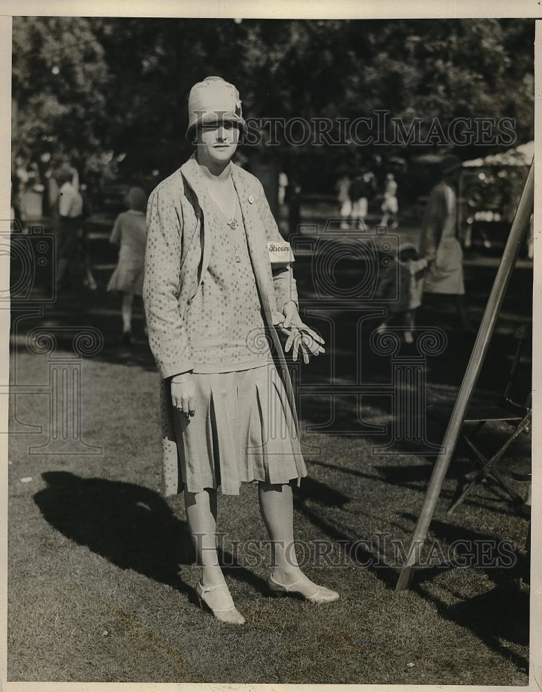 1927 Press Photo Mrs Warren Pond at Peacock Point Carnival - Historic Images