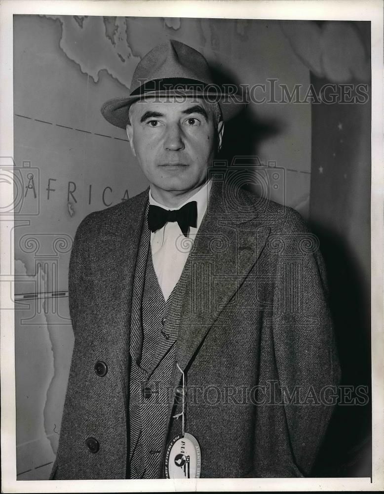 1941 Press Photo Elmer Davis, Radio News Commentator as he left for England via - Historic Images