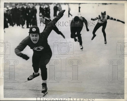 1941 Press Photo Bob Fitzgerald crossing the finish line first in the boys' - Historic Images