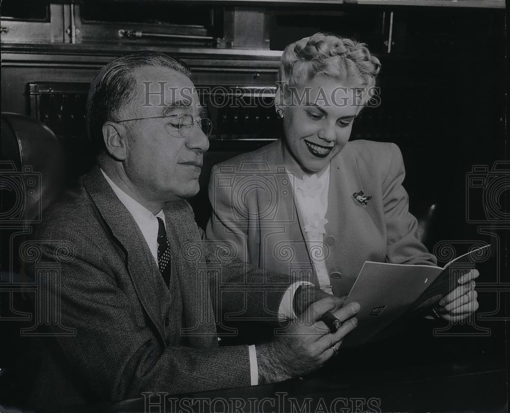 1946 Press Photo Ruth Fahnle informed by President Benjamin S. Katz of her share - Historic Images