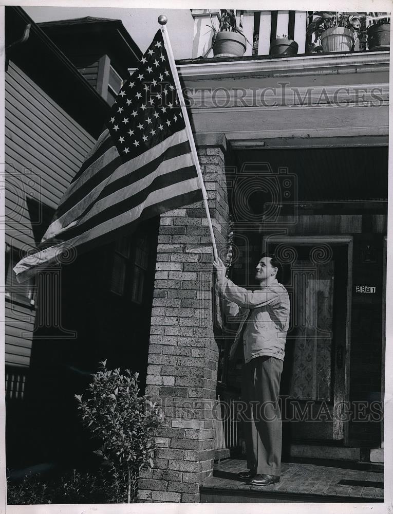 1946 Press Photo World War II Veteran Corporal Dunn of Detroit. American Flag - Historic Images