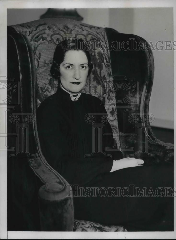 1935 Press Photo Mrs. Walter Kaufman after she had learned that she had drawn - Historic Images