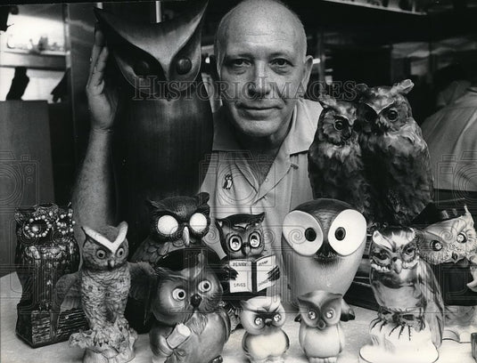 1966 Press Photo Mac Keeman with His Owl Collection - Historic Images