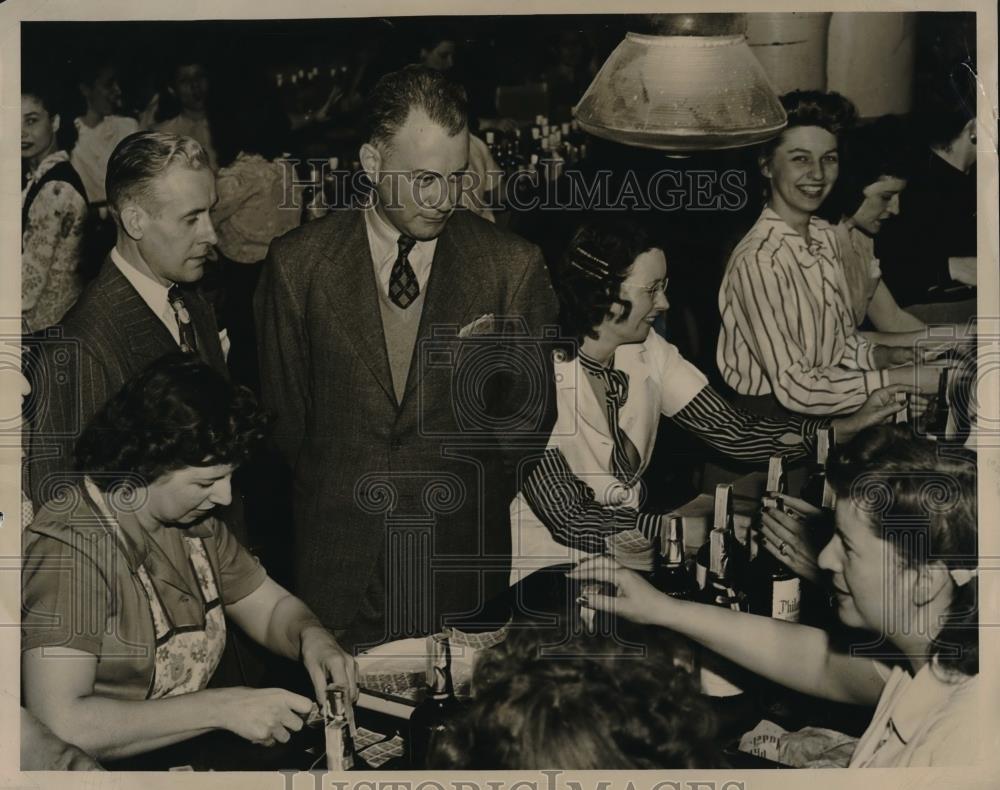 1946 Press Photo importer Antonio Fernandez visits Continental Distilling Corp. - Historic Images