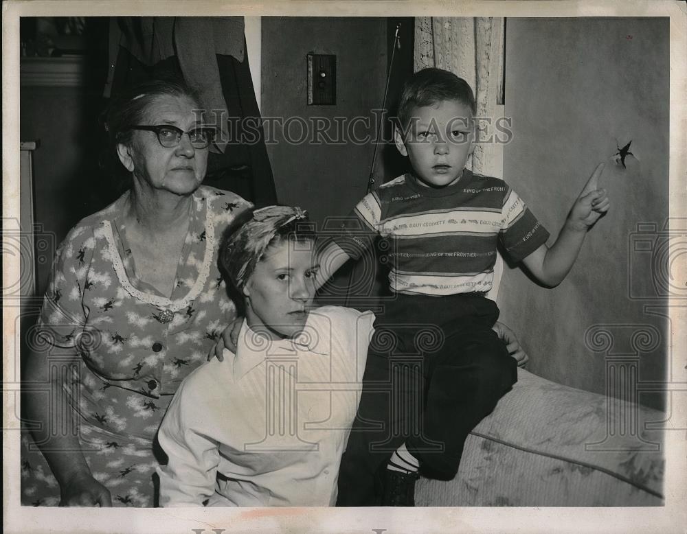 1955 Press Photo Mrs Agnes Andrews with kids Catherine &amp; Eugene - Historic Images