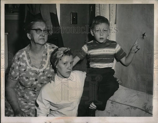 1955 Press Photo Mrs Agnes Andrews with kids Catherine & Eugene - Historic Images