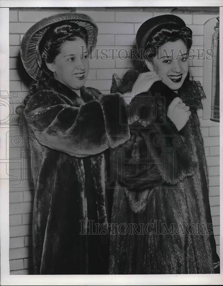 1943 Press Photo Eugenia Montez &amp; Victoria Lopez try on fur coats in Canada - Historic Images