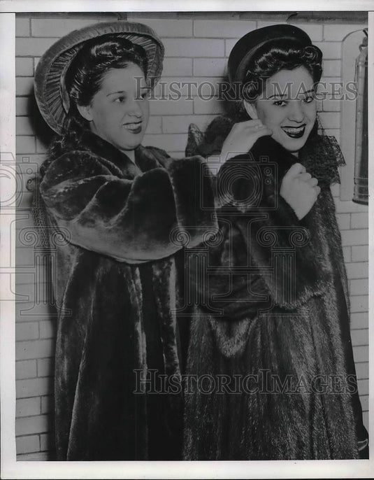 1943 Press Photo Eugenia Montez & Victoria Lopez try on fur coats in Canada - Historic Images