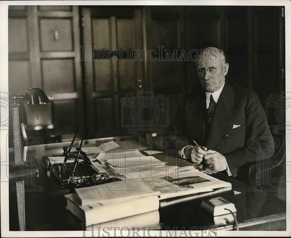 1932 Press Photo Robert P. Lamont, Secretary of Commerce in his Office - Historic Images