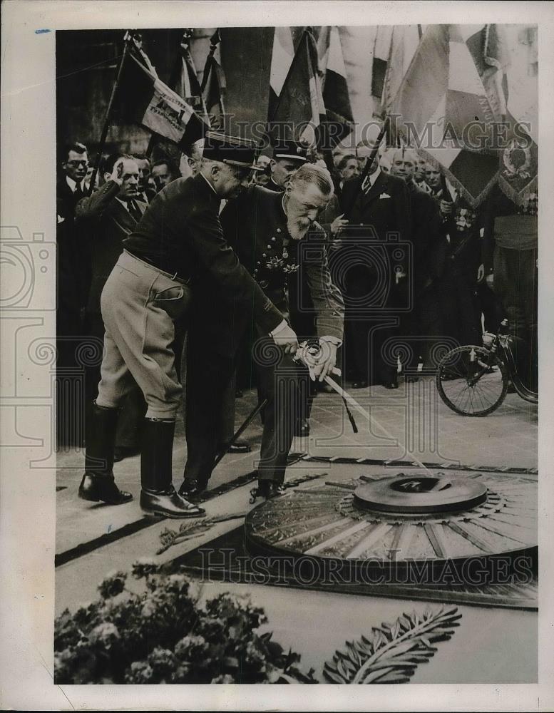 1939 Press Photo Paris, France Tomb of Unknown Soldier, Capt Marbini,Gen Gourand - Historic Images