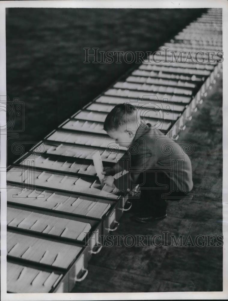 1957 Press Photo James Christopher Owens Found His Stock Check - Historic Images