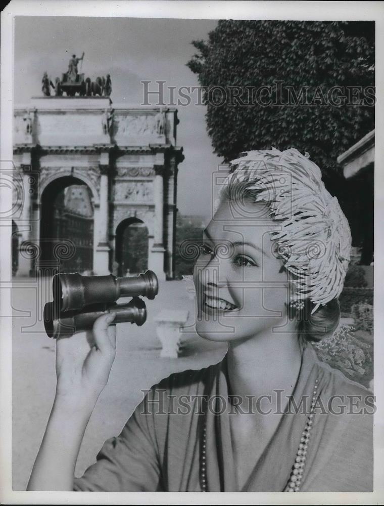 1950 Press Photo Model Wearing Spring Hat for Easter and Carrying Field Glasses - Historic Images