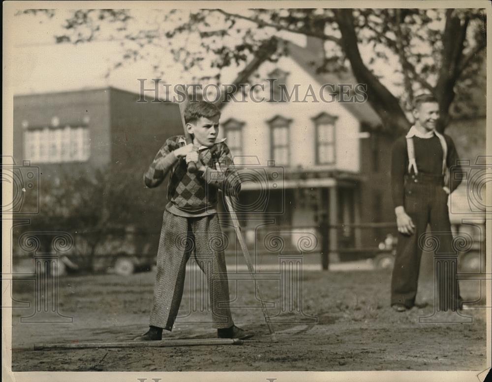 1932 Press Photo Chester Milewski in batting position. - Historic Images