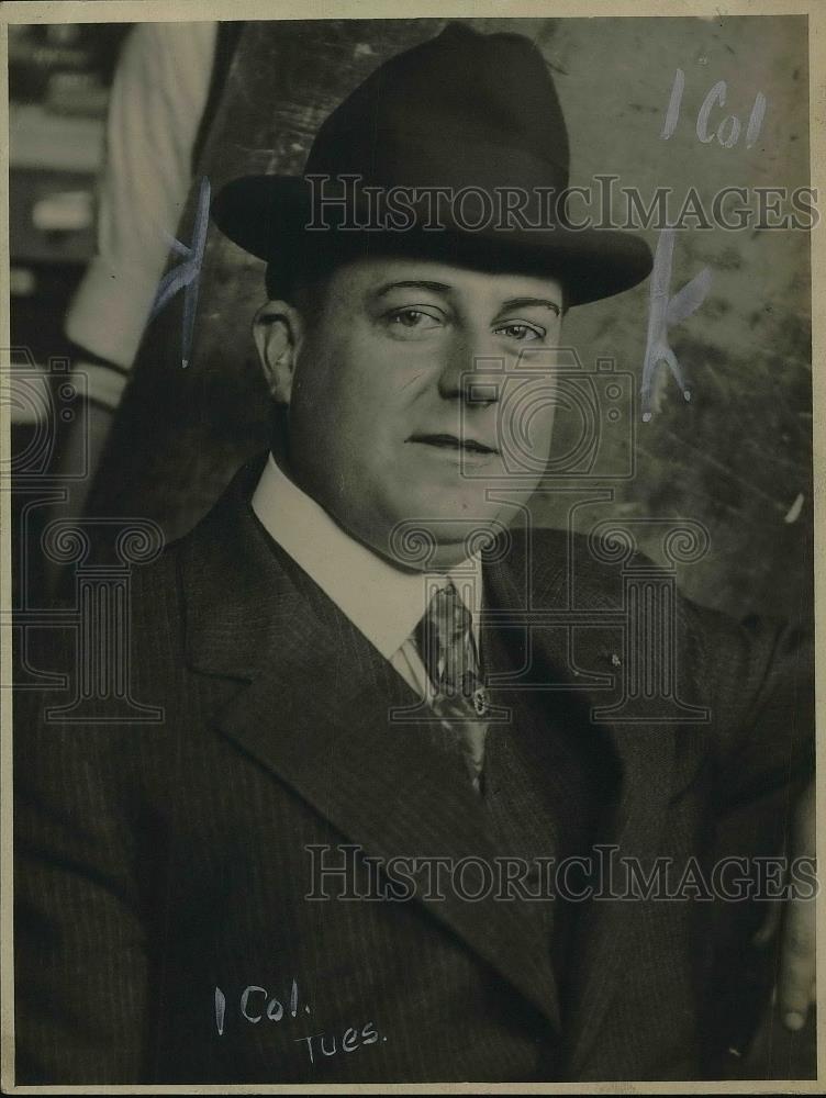 1925 Press Photo Morris Moriarty posing for photo - Historic Images