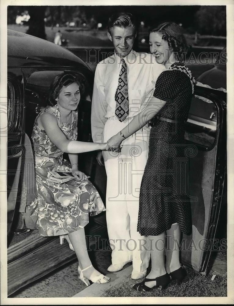 1938 Press Photo Frances Heck and Roderic Edison surprised Betty Piper - Historic Images