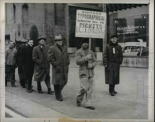 1947 Press Photo Picket Lines Chicago Typographical Union Local 16 - Historic Images
