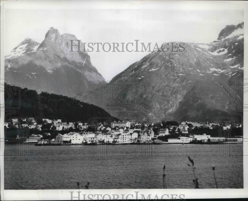 1969 Press Photo Queen Elizabeth II and Prince Philip arrived in Norwegian Town. - Historic Images