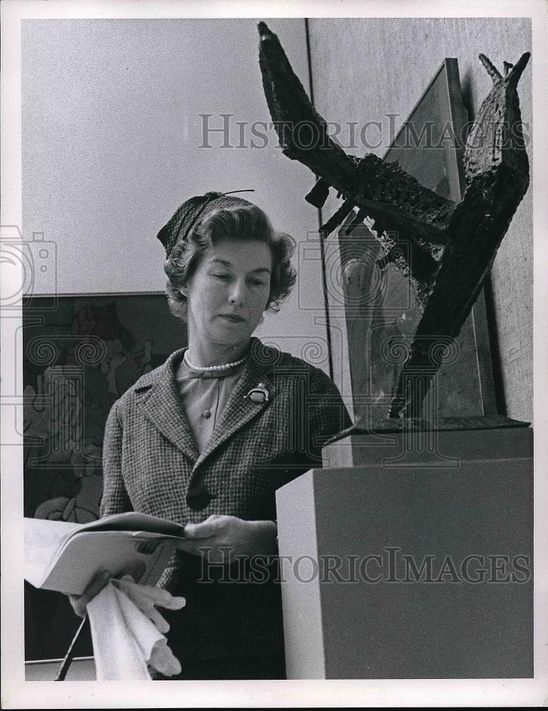 1961 Press Photo Mrs Sherman E. Lee at an art exhibit - Historic Images