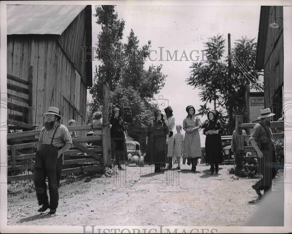 1940 Press Photo Amish People at Joe Horst Auction Ground - Historic Images
