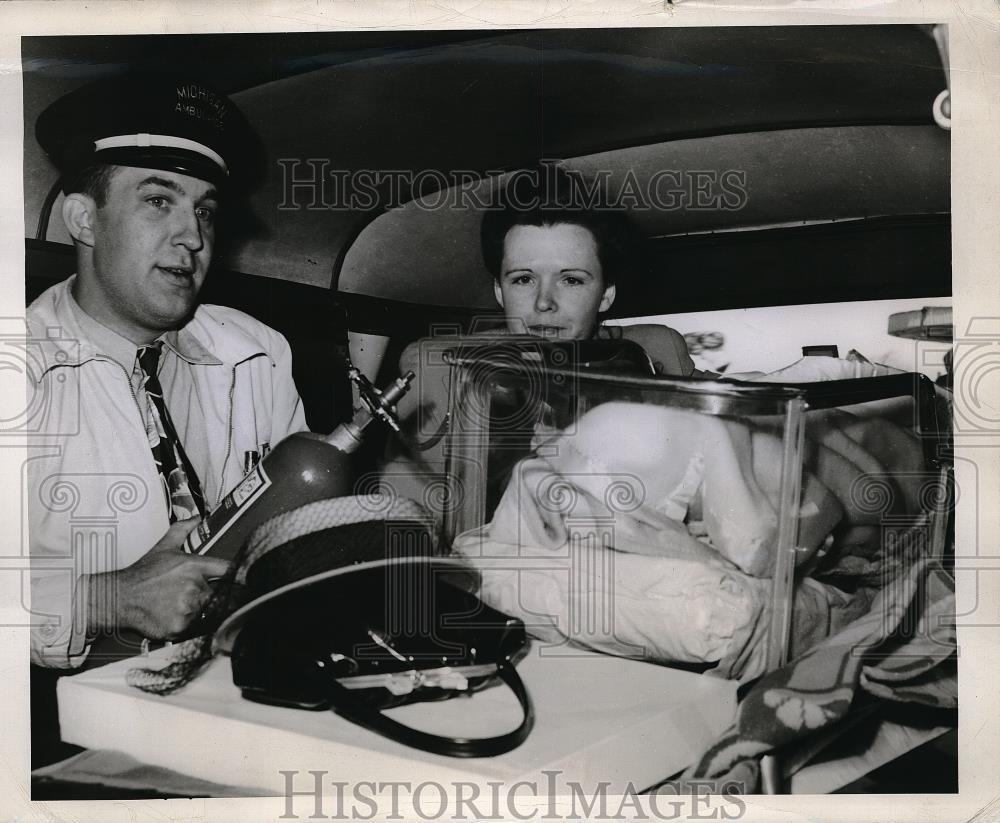 1946 Press Photo Ambulance attendant hold oxygen for Shirle Beth Cannell. - Historic Images