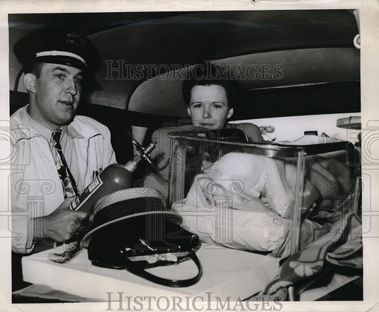 1946 Press Photo Ambulance attendant hold oxygen for Shirle Beth Cannell. - Historic Images