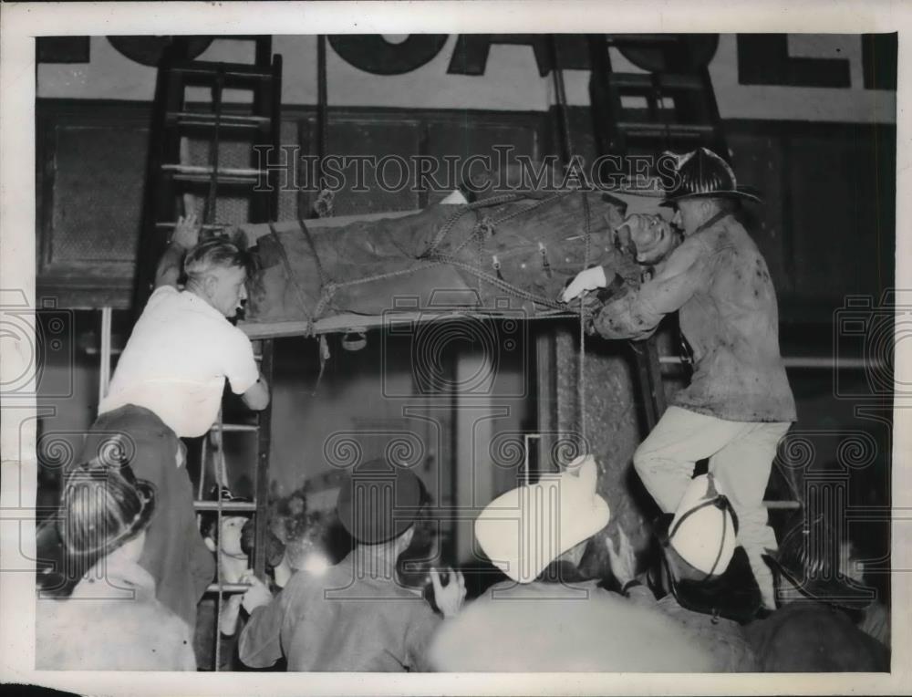 1945 Press Photo Capt William May of Los Angeles Fire Dept. - Historic Images