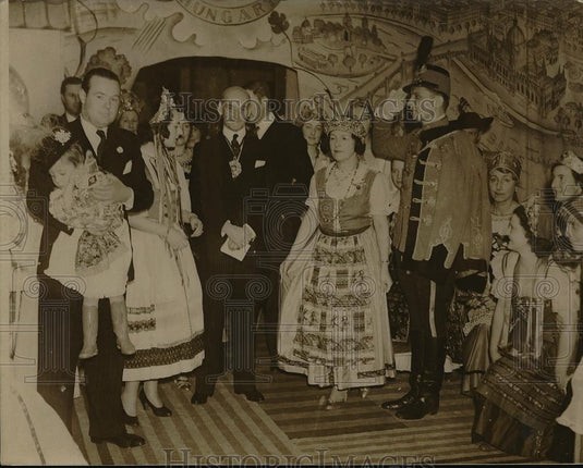 Press Photo The Lord Mayor Sir George Brosedbridge & Girls In Hungarian Costume - Historic Images