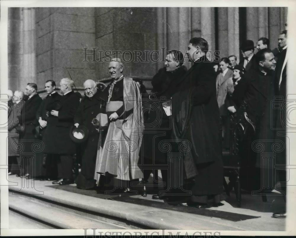 1933 Press Photo Bishop John J. Dunn on Steps of St. Patrick's Cathedral - Historic Images
