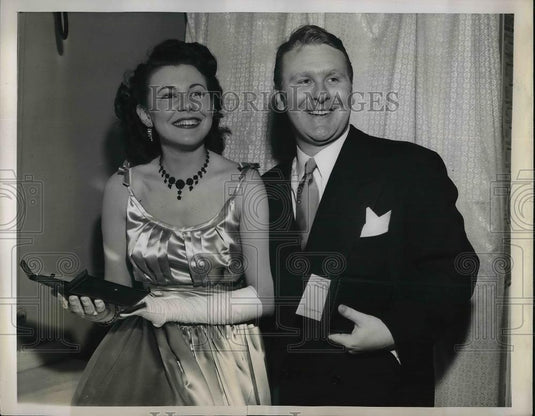 1949 Press Photo Singers Lois Hunt & Denis Harbour of the Metropolitan Opera - Historic Images