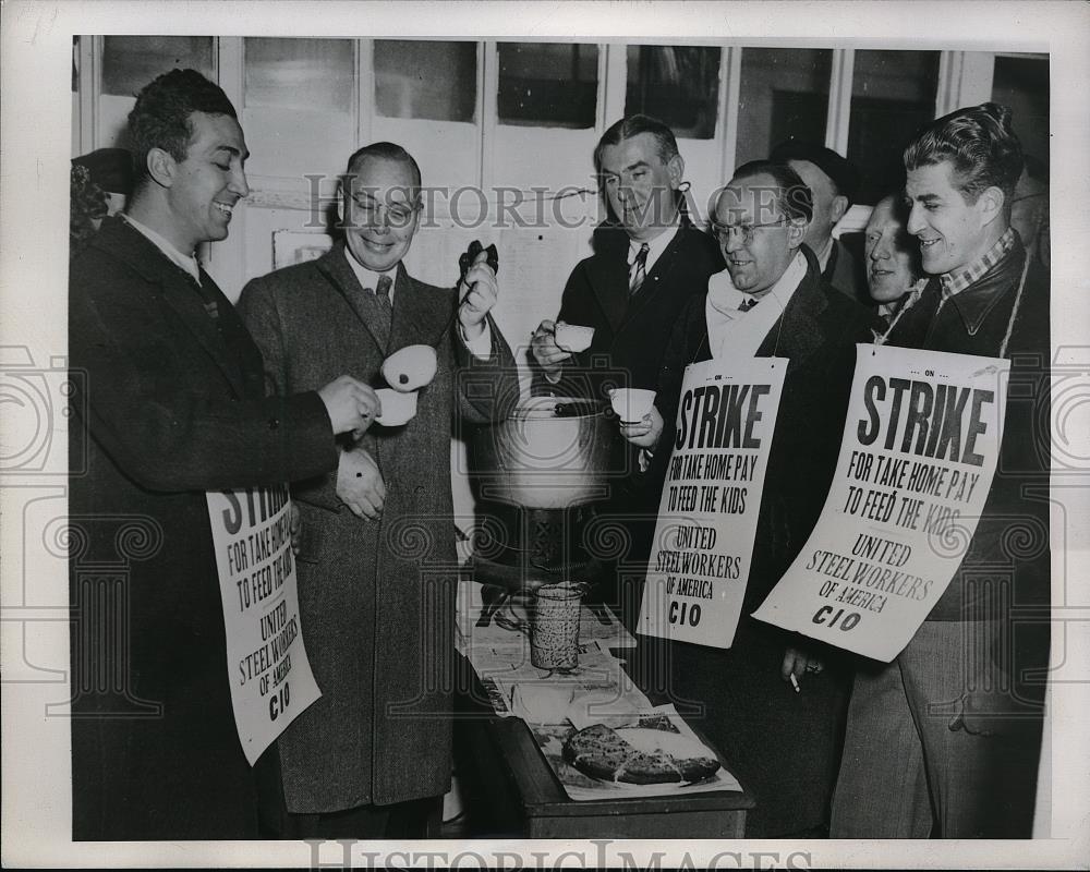 1946 Press Photo Harrison, N.J. Frank Driver Jr, Tony Paglie, Steel Union Pres - Historic Images