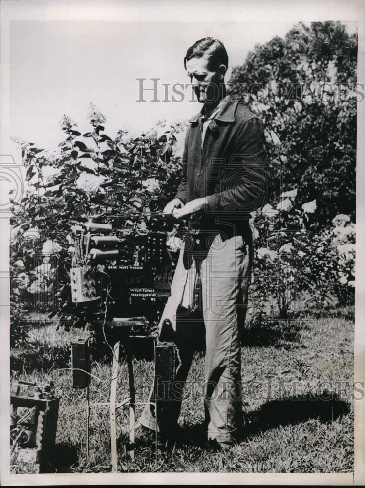 1938 Press Photo Luther Shipman working on a machine - Historic Images