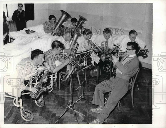 1958 Press Photo Bedridden Patients Play in Band West Germany - Historic Images