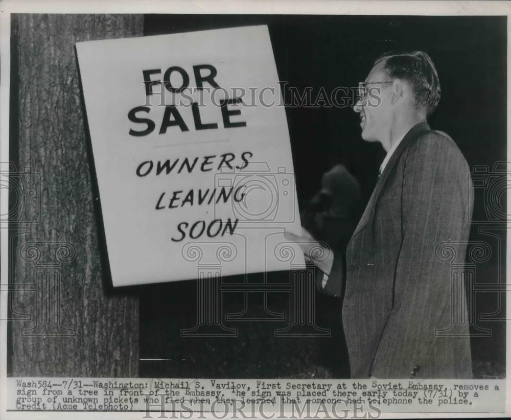 1947 Press Photo Soviet Embassy in Washington Removing Sign - Historic Images