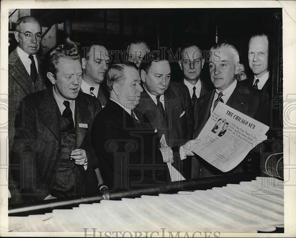 Press Photo A group of men with a Chicago &quot;Sun&quot; newspaper - Historic Images