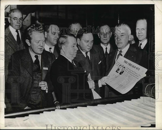Press Photo A group of men with a Chicago "Sun" newspaper - Historic Images
